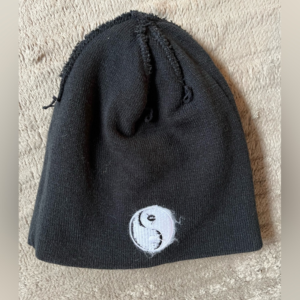 EUC Vintage Y2K Kids Black Beanie with Yin Yang Design - Picture 4 of 6